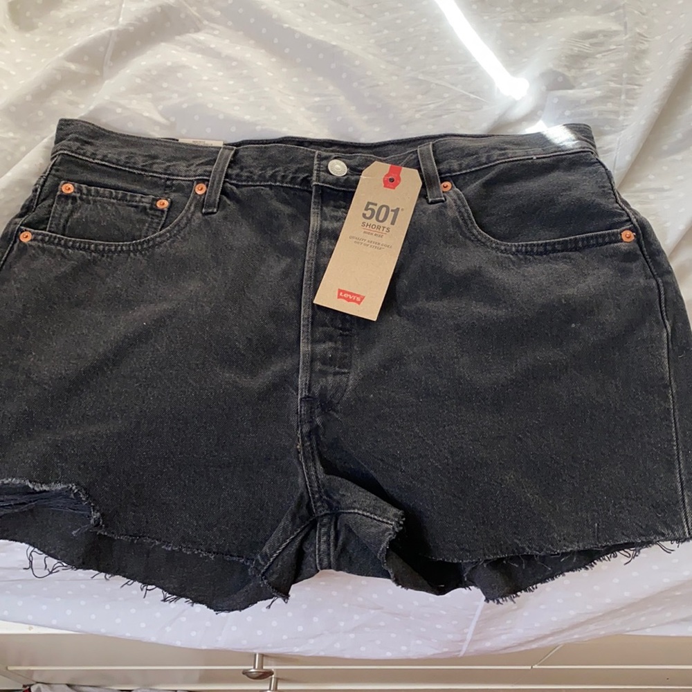 Black Levi’s High rise shorts